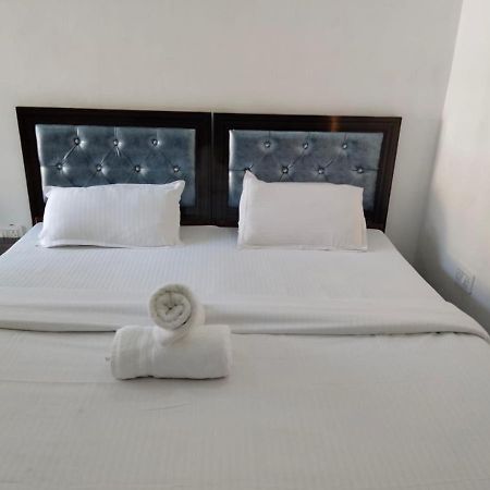 רישיקש Hotel Paradise Palm מראה חיצוני תמונה