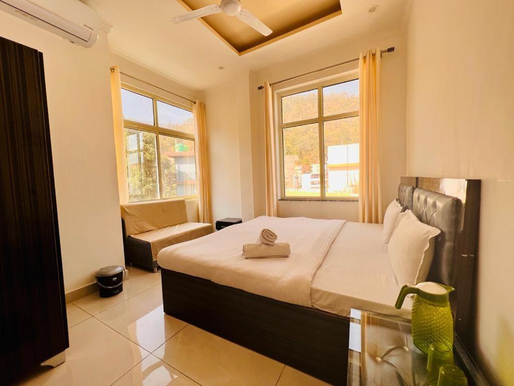 רישיקש Hotel Paradise Palm מראה חיצוני תמונה