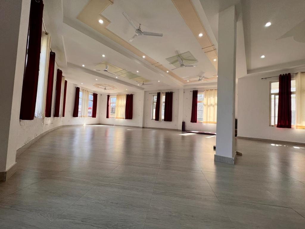 רישיקש Hotel Paradise Palm מראה חיצוני תמונה